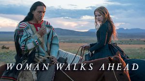 Nainen kävelee edellä