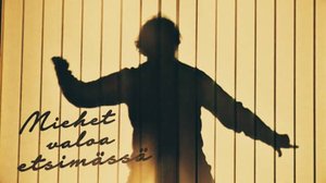 Miehet valoa etsimässä