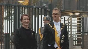 Presidentparet  träffade folk som väntade vid bostaden i Munksnäs