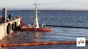 Myrskyn upottaman öljyntorjuntaveneen nosto-operaatio Virpiniemessä: 10.11.2020 09.39