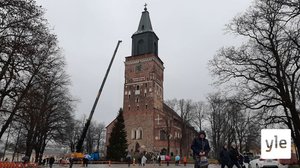 Turun tuomiokirkon joulukuusi nostetaan paikoilleen: 25.11.2020 15.00