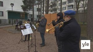 Espoossa vietiin joululaulut taloyhtiöiden pihoille: 14.12.2020 10.42