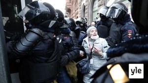 Poliisi on käyttänyt kovia otteita ja voimatoimia estääkseen oppositiojohtaja Aleksei Navalnyia tukevat mielenosoitukset Venäjällä: 31.01.2021 17.31