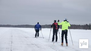 Henry Leinonen uhmaa tuulta ja tuiskua, jotta Kajaanin Vuottolahdella pääsee luistelemaan: 25.02.2021 09.58