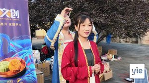 Kiinalaisnuoret vaihtoivat nykyvaatteet tuhat vuotta vanhaan muotiin : 07.04.2021 11.38