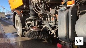 Lakaisukoneen kuljettaja ajaa kävelyvauhtia ja kohtaa autoilijoiden vihan – näin Pori puhdistuu katu kerrallaan: 14.04.2021 10.37