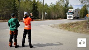 Rekkaspottaajat kuvaavat teiden varsilla ohikiitäviä autoja: 06.05.2021 09.55