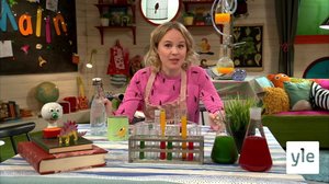 Malin experimenterar med potatismjöl och vatten: 17.05.2021 14.45