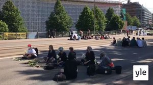 Svenska Yle live: Demonstranter stoppar trafiken i Helsingfors centrum: 17.06.2021 13.38