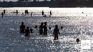 Helteet tulevat, mutta missä on turvallista uida? Yle aamu-uinnilla Hietsun rannalla Helsingissä: 18.06.2021 10.45