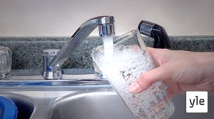 Millaisia eroja on kuntien juomaveden maussa ja hajussa? Yle maistelee vesiä asiantuntijan kanssa: 30.07.2021 11.15