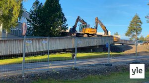 Kainuun keskussairaalan vanhoja osia puretaan, nyt lähtee pääsisäänkäynnin betoniramppi: 27.09.2021 09.49