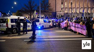 Poliisi hajotti Elokapinan mielenilmauksen Helsingin keskustassa: 30.09.2021 12.09