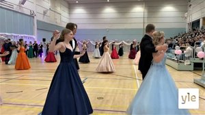 Vanhojen tanssit siirrettiin kahdesti – 150 lukiolaista pääsee nyt tanssimaan abeina: 15.10.2021 10.38