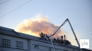 Meiran paahtimolla Helsingissä palaa edelleen - Liekit näkyvät Ylen tornikameran kuvassa: 20.12.2021 17.31