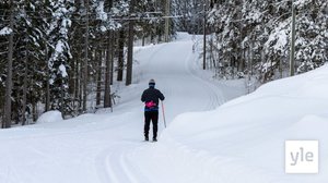 Hiihtolomaa voi viettää myös pienellä budjetilla – Yle seuraa mäenlaskijoita Merikarvialla kello 9.30: 21.02.2022 09.38