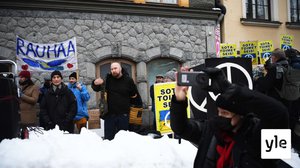 Rauhanjärjestöt osoittavat mieltä Ukrainan puolesta Tampereella ja Helsingissä - vaativat Venäjän poistumista: 24.02.2022 18.03