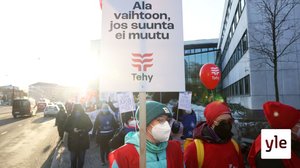 Hoitalakkolaisten mielenilmaus Helsingin Meilahden sairaala-alueella: 01.04.2022 08.15