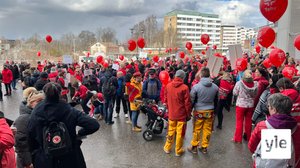 Hoitajat osoittivat mieltä Turussa: 01.04.2022 15.43