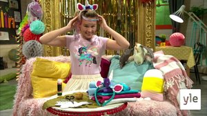 Malin pysslar ett enhörningsdiadem: 09.04.2022 10.47