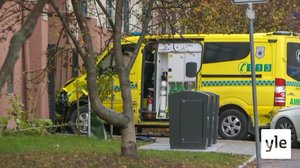 Mies varasti ambulanssin Norjassa - törmäsi useisiin: 22.10.2019 17.28