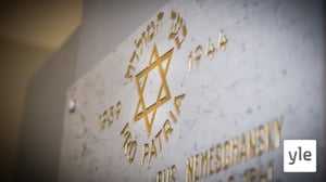 Svenska Yle live: Helsingfors synagoga pryds med blommor som protest mot nynazisternas vandalism: 18.11.2019 18.36