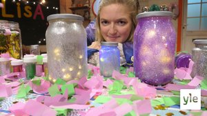 Lisa gör en glitterlampa. (S): 31.12.2019 10.38
