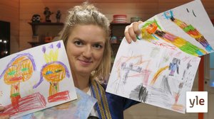 Lisa tittar på teckningar av Albert, Ingrid, Amos och Niclas. (S): 01.01.2020 10.41