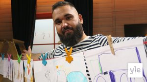 Emil tittar på teckningar. (S): 15.01.2020 11.05