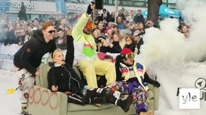 Värikkäitä asuja ja erikoisia laskuvälineitä – lähes 10 000 opiskelijaa juhlii Pikkulaskiaista Turun keskustassa : 13.02.2020 16.00