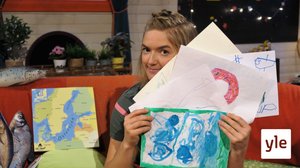 Lisa tittar på teckningar. (S): 24.03.2020 12.48