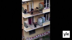 Näin italialaiset laulavat karanteenissa: 15.03.2020 10.02