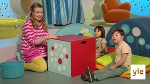 Susanna, Micah ja Maia katsovat mitä löytyy laatikosta.: 09.04.2020 12.00