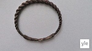 Arkeologinen jättilöytö Suomussalmella: hopeinen rautakauden rannerengas ja ohimokoru: 12.05.2020 13.17