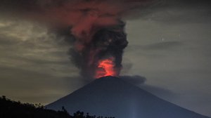 Yle Uutisluokka Triplet: Tulivuori Agung purkautuu Balilla: 28.11.2017 09.39