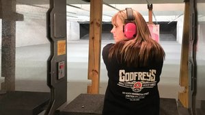 Yle Uutisluokka Triplet: Kansasissa opiskelijan repussa saa olla myös ase: 20.12.2017 10.54