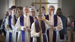 Yle Uutisluokka Triplet: Ensimmäiset naispapit vihittiin poliisin vartioinnissa: 05.03.2018 09.50