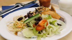 Yle Uutisluokka Triplet: Lautasen muoto ja pöydän koko vaikuttavat ruokailukokemukseen: 06.03.2018 10.55