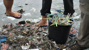 Yle Uutisluokka Triplet: Maailman saastuneimmassa joessa virtaa veden sijasta roskaa: 06.03.2018 11.13