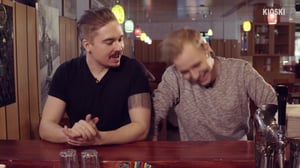 Kioski trending: ”Mä oon juonu joskus vahingossa bensaa” - Baaritiede-sarjassa halkaistaan tällä kertaa lime röökillä ja siirretään pillillä olut pullosta lasiinKioskin Henkka Tikkanen vedättää Aleksi "Mentaalisavuke" Rantamaata baaritempuilla. Olut siirt