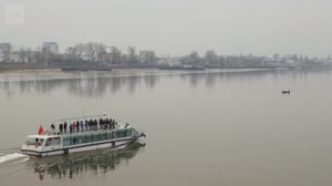 Yle Uutisluokka Triplet: Kiinalaisturistit tutustuvat Pohjois-Koreaan kiikareiden avulla: 02.05.2018 10.52