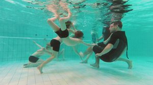 Vesihirmut harjoittelevat vedessä liikkumista: 01.06.2018 02.00