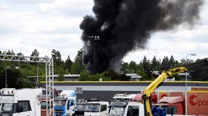 Tulipalo roihuaa Vantaalla - suoraa kuvaa Ylen tornikamerasta: 13.06.2018 14.41