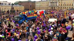 Lokalt live: 15 000 personer samlades - följ med Helsinki Pride Parade 2018 (1/2): 30.06.2018 12.54