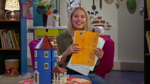 Malin visar BUU-klubbisarnas teckningar. (S): 22.08.2018 09.21