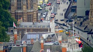 Lontoossa auto ajoi väkijoukkoon parlamentin edessä: 14.08.2018 13.21