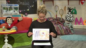 Malin visar BUU-klubbisarnas teckningar. (S): 12.09.2018 13.09