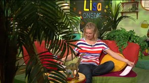 Lisa visar dinosaurieteckningar. (S): 31.10.2018 07.00