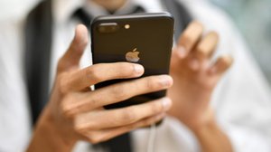 Aivotutkija: Älylaitteiden jatkuva näplääminen tekee pitkällä tähtäimellä hallaa pääkopalle: 29.10.2018 12.21