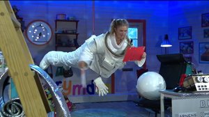 Lisa svävar i rymden och tittar på teckningar. (S): 14.11.2018 07.00